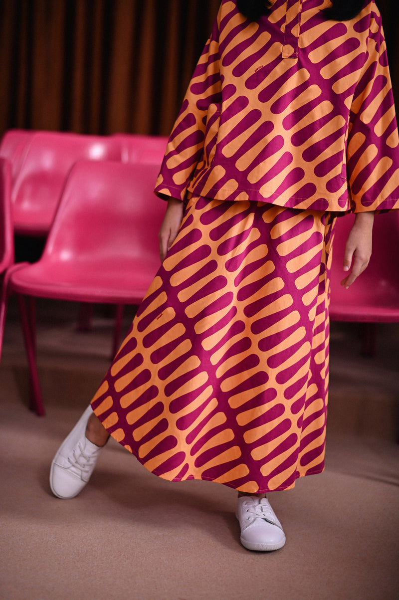 kain kembang cotton bercorak budak 