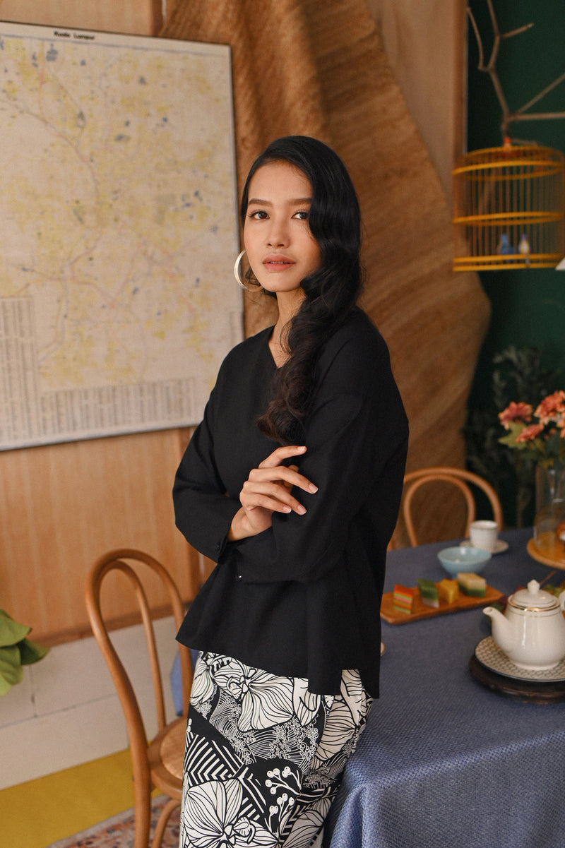 The Tanah Women Selesa Blouse - Black