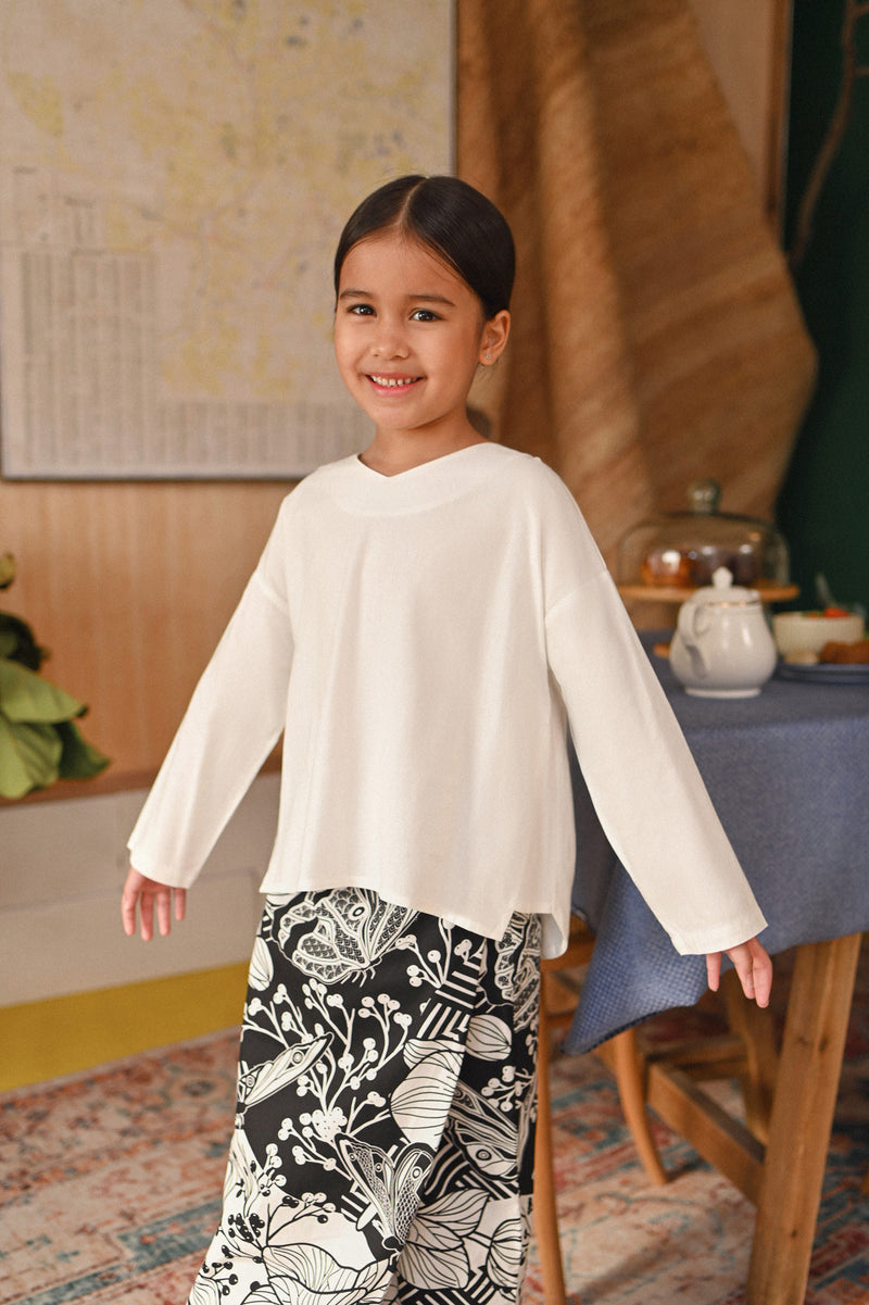 Baju putih untuk budak perempuan