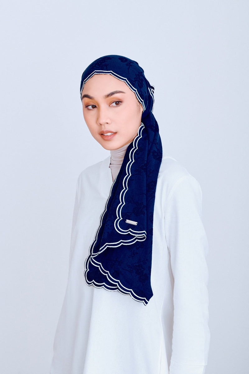 The Glow Women Scallop Shawl - Navy Jacquard