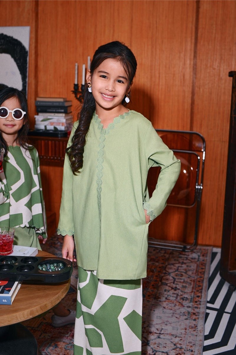 The Congkak Scallop Kurung Top - Lawn Green