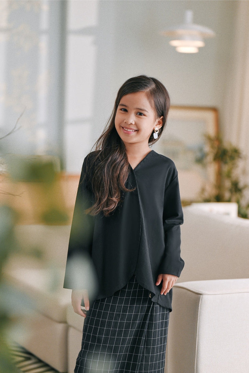 The Caya Bulan Blouse - Black