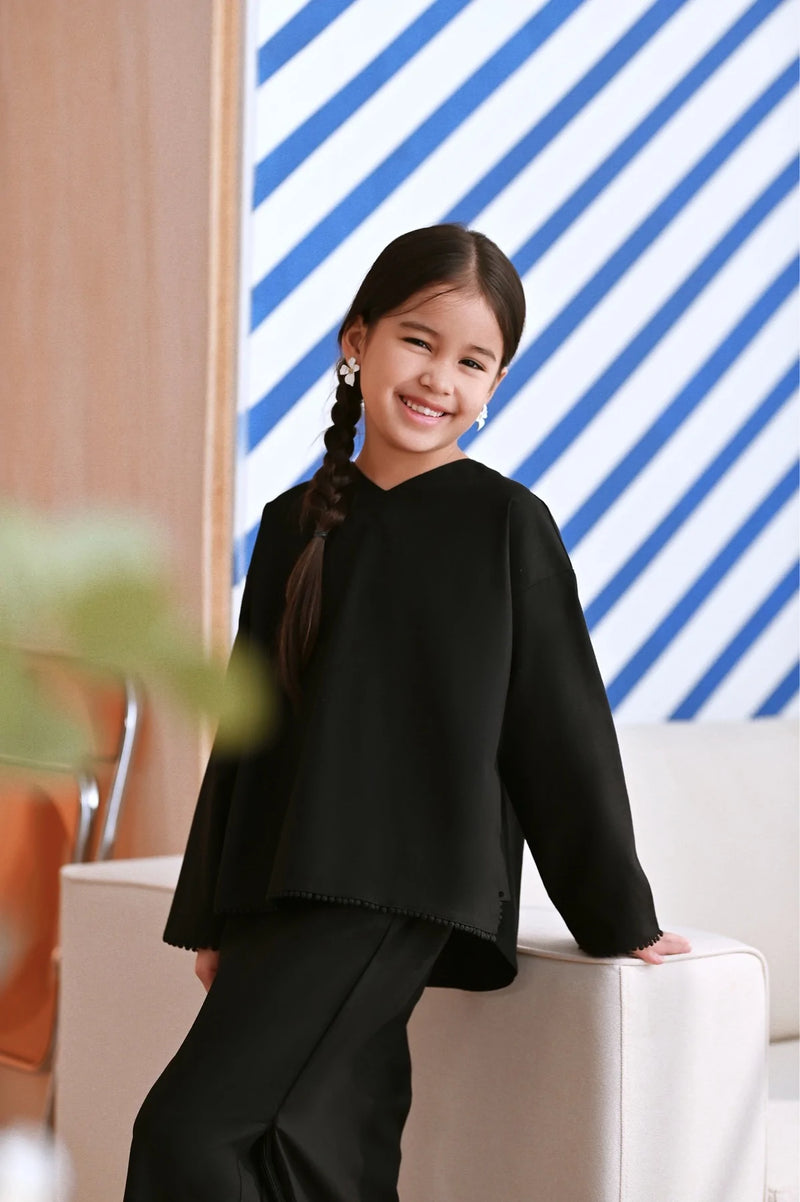 The Maraton Glow Blouse - Black