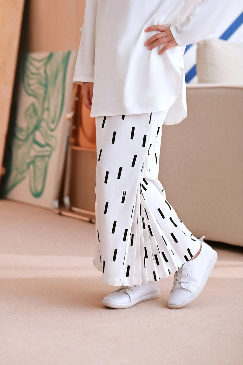 The Maraton Pleats Skirt - Firm