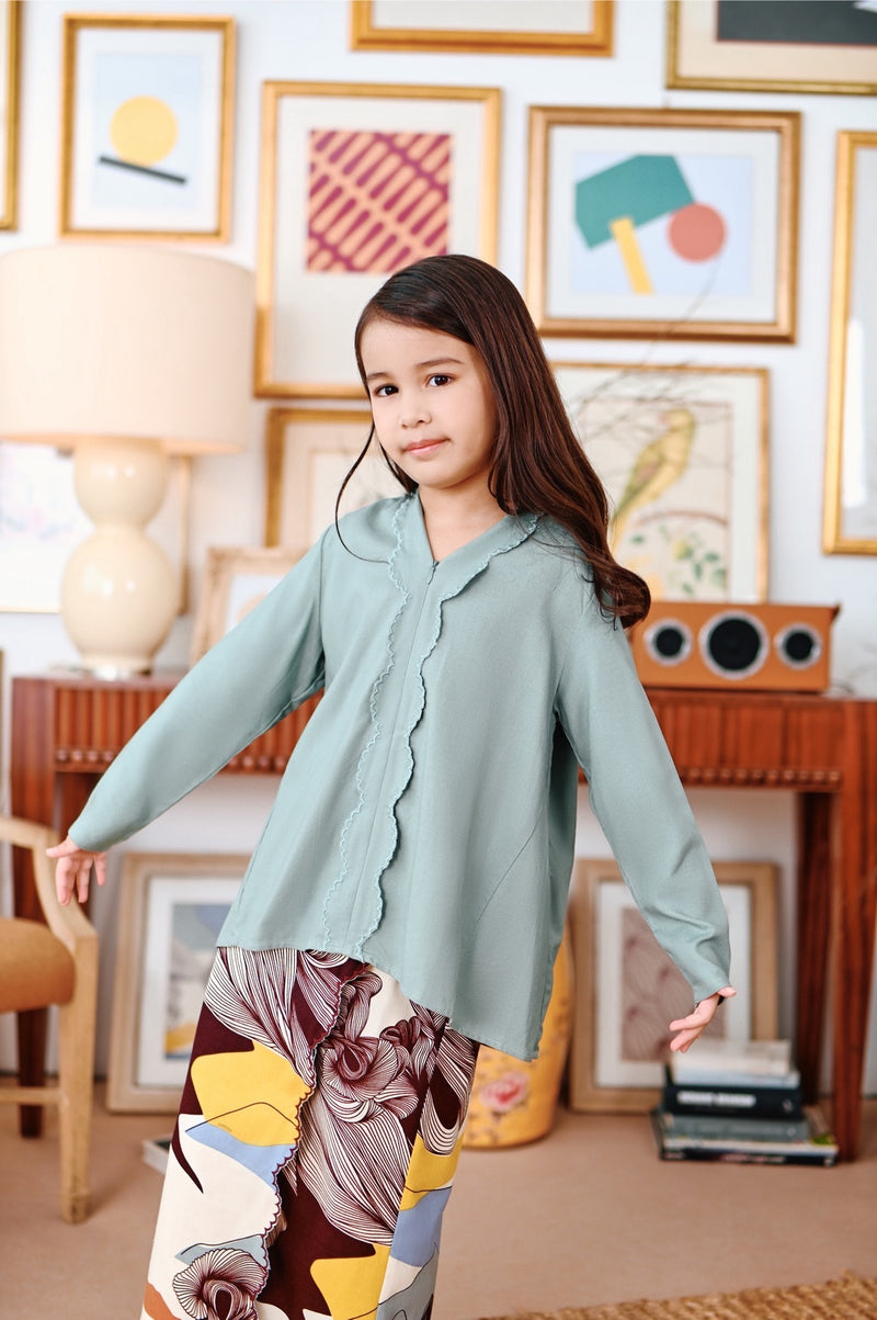 The Narik Scallop Kebaya Top - Vegan Green