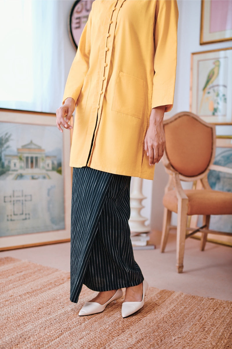 kain lipat depan bercorak jalur hitam dewasa perempuan 