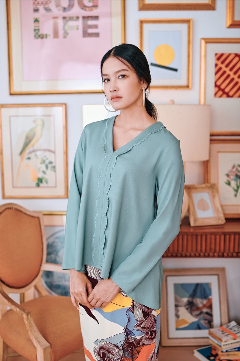 The Narik Women Scallop Kebaya Top - Vegan Green