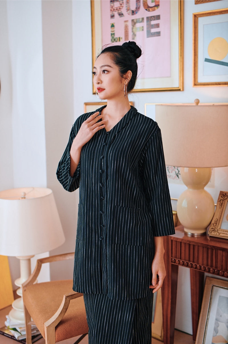 kebarung moden bercorak jalur hitam perempuan 