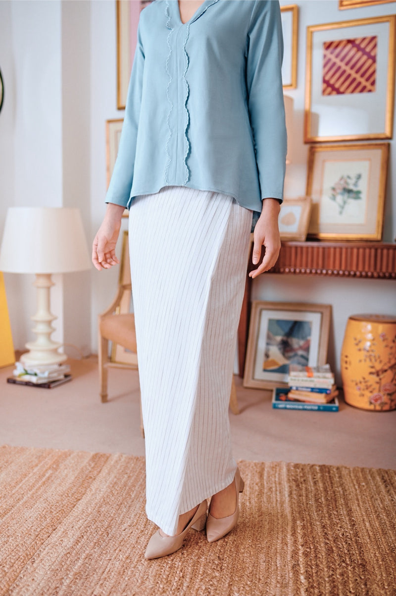 kain lipat depan bejalur putih perempuan dewasa 