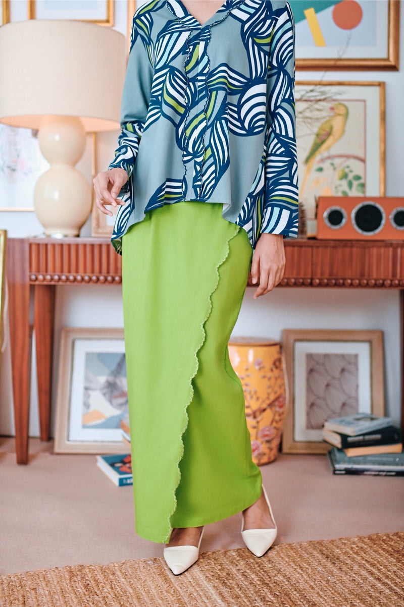 kain lipat depan bersulam hijau daun pisang perempuan 