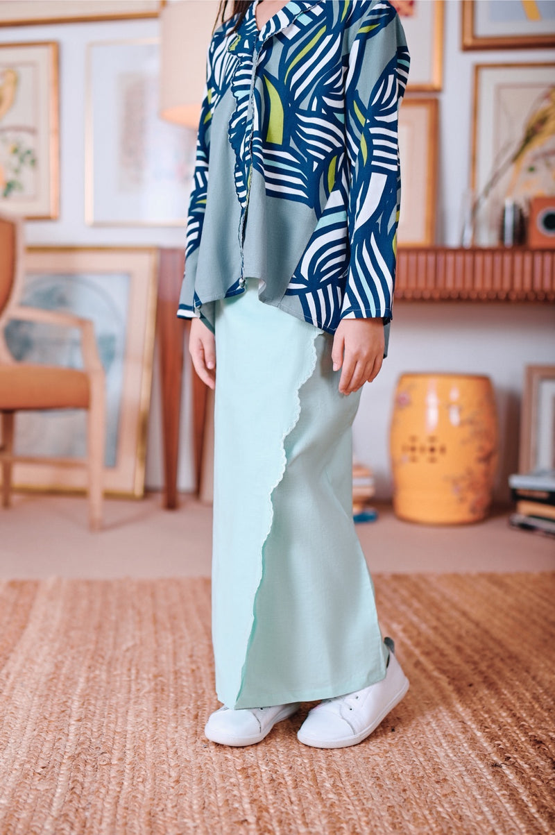 kain lipat depan bersulam biru cair budak