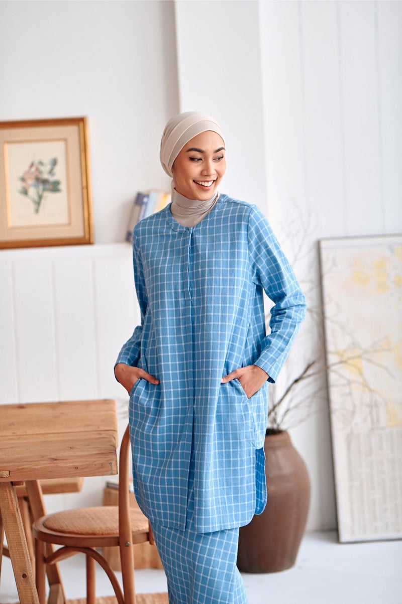 blouse panjang petak biru cair perempuan 
