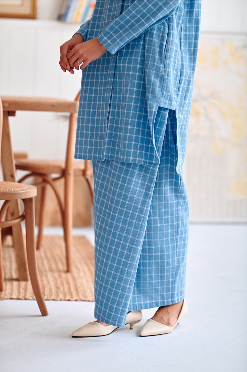 kain lipat depan petak biru dewasa 