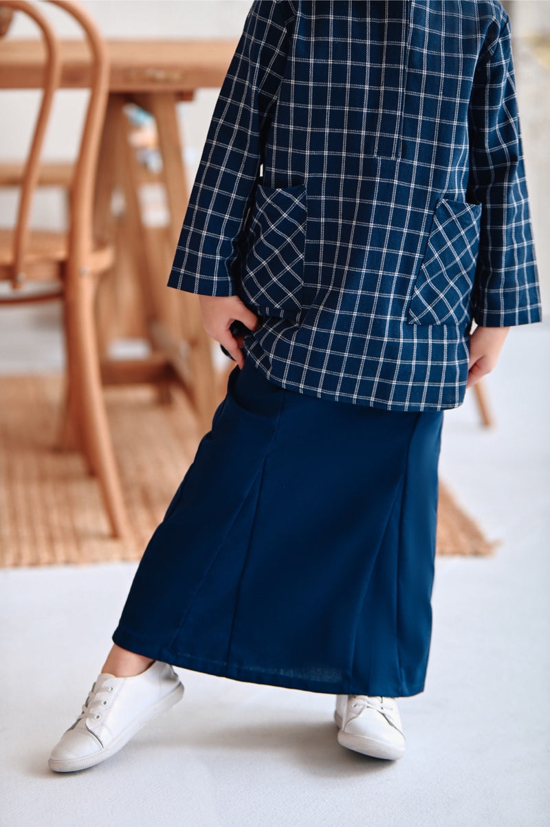 kain moden biru gelap budak perempuan 