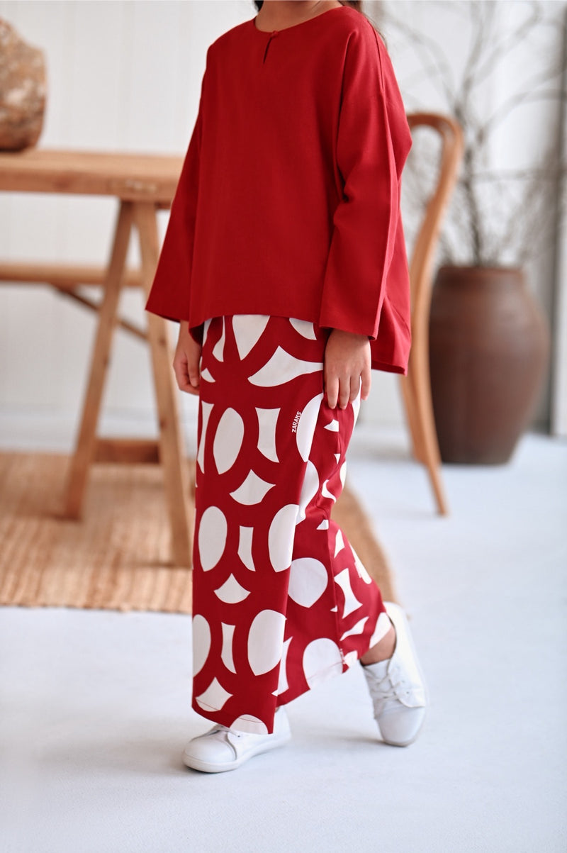 kain lipat depan bercorak budak 