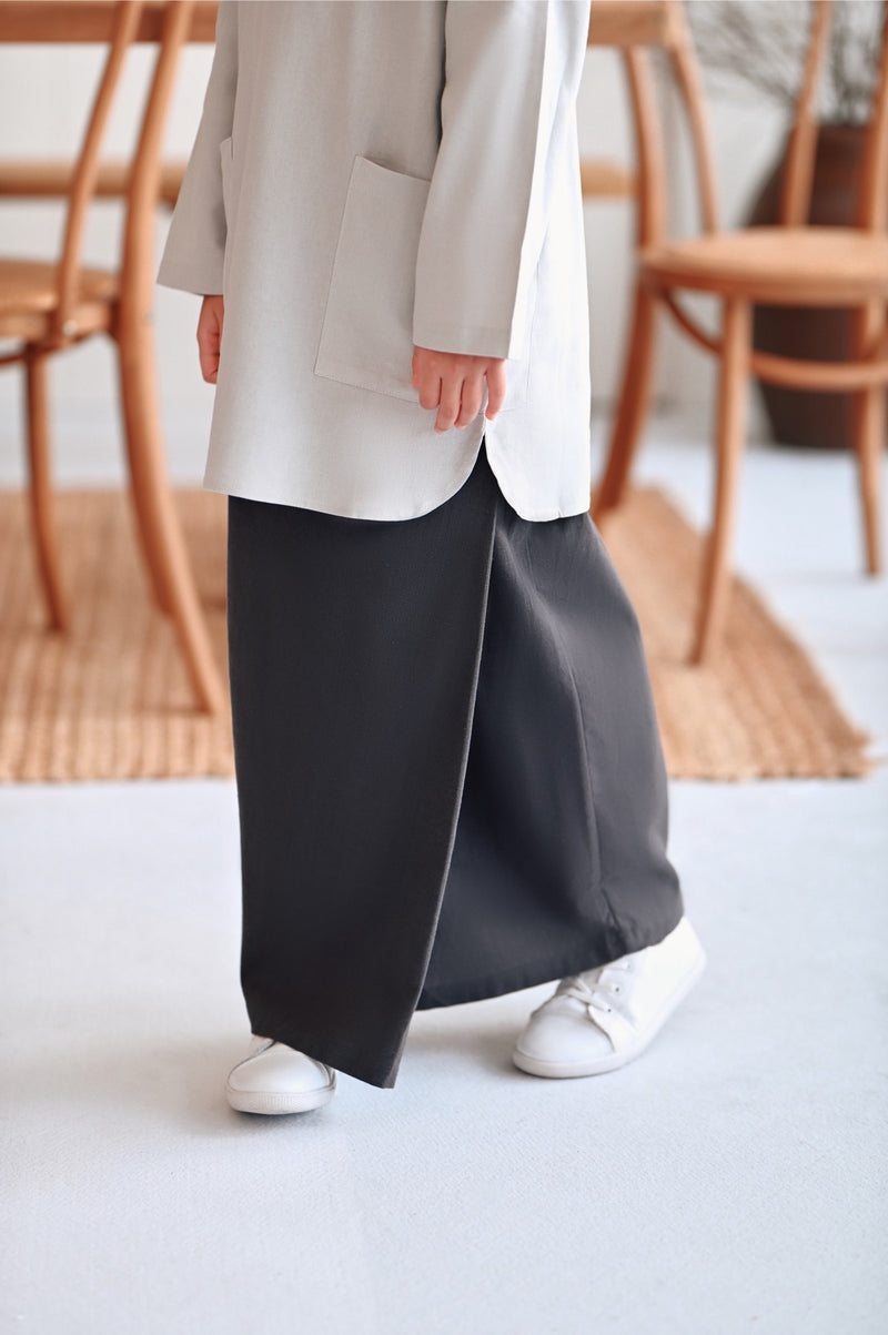 kain lipat depan kelabu gelap budak 