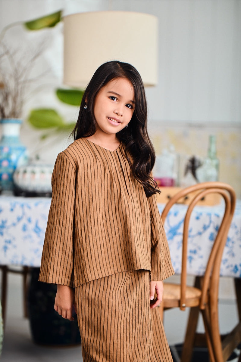 baju blouse budak coklat bercorak jalur 