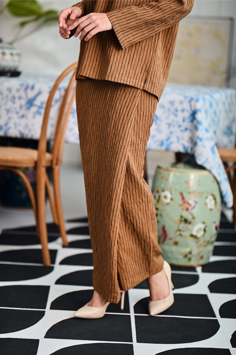 kain lipat depan coklat jalur perempuan 