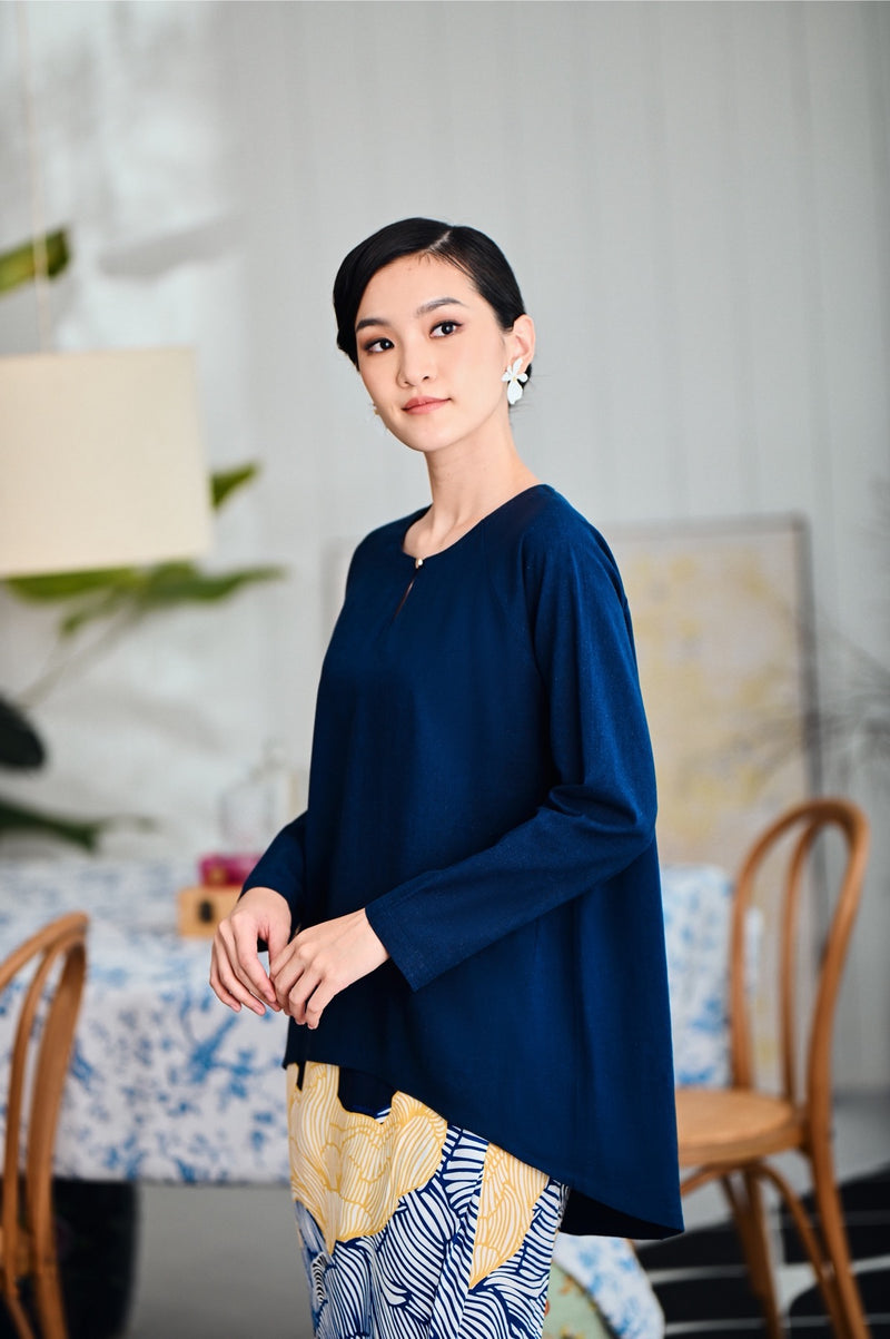 The Evergreen Women Grace Raglan Blouse - Navy