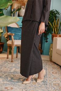 The Tanam Women Folded Skirt - Complete Black Checked