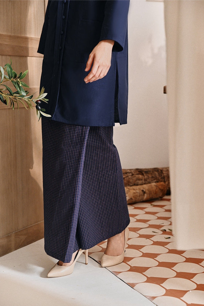 The Tanam Women Folded Skirt - Complete Navy Checked