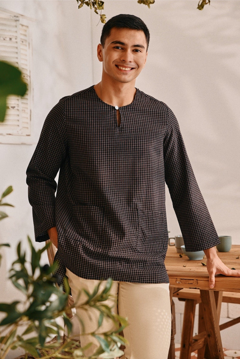 The Tanam Men Pesak Kurta - Complete Black Checked