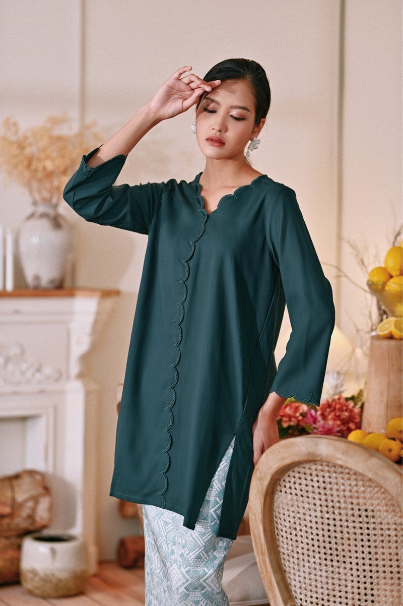 The Menuai Women Broderie Kurung Top - Emerald Green