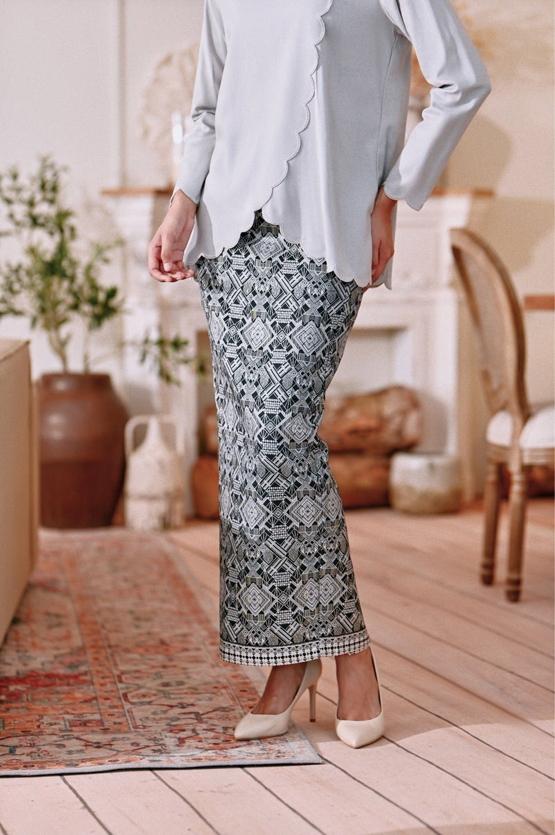 The Menuai Women Jacquard Skirt - Imperial Black