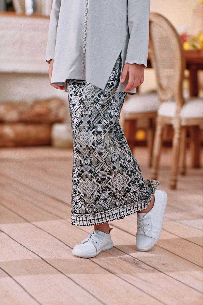 The Menuai Jacquard Skirt - Imperial Black