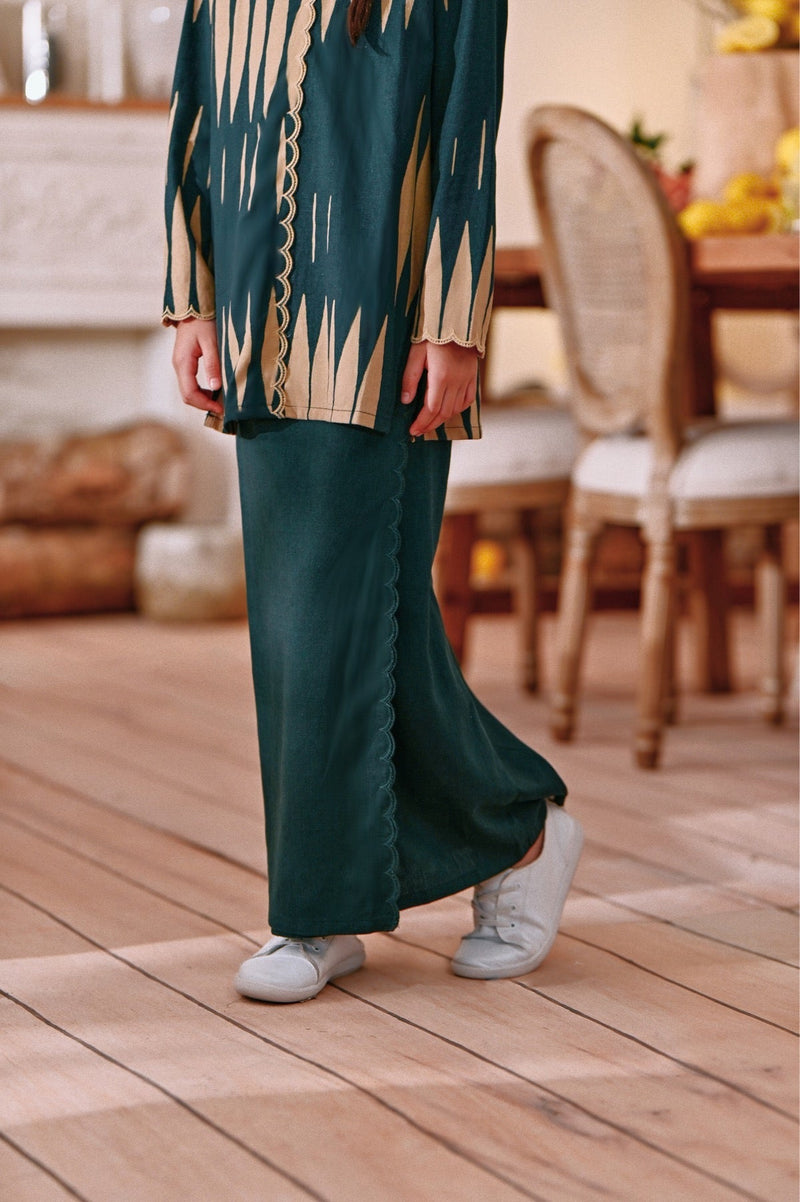 The Menuai Broderie Folded Skirt - Emerald Green