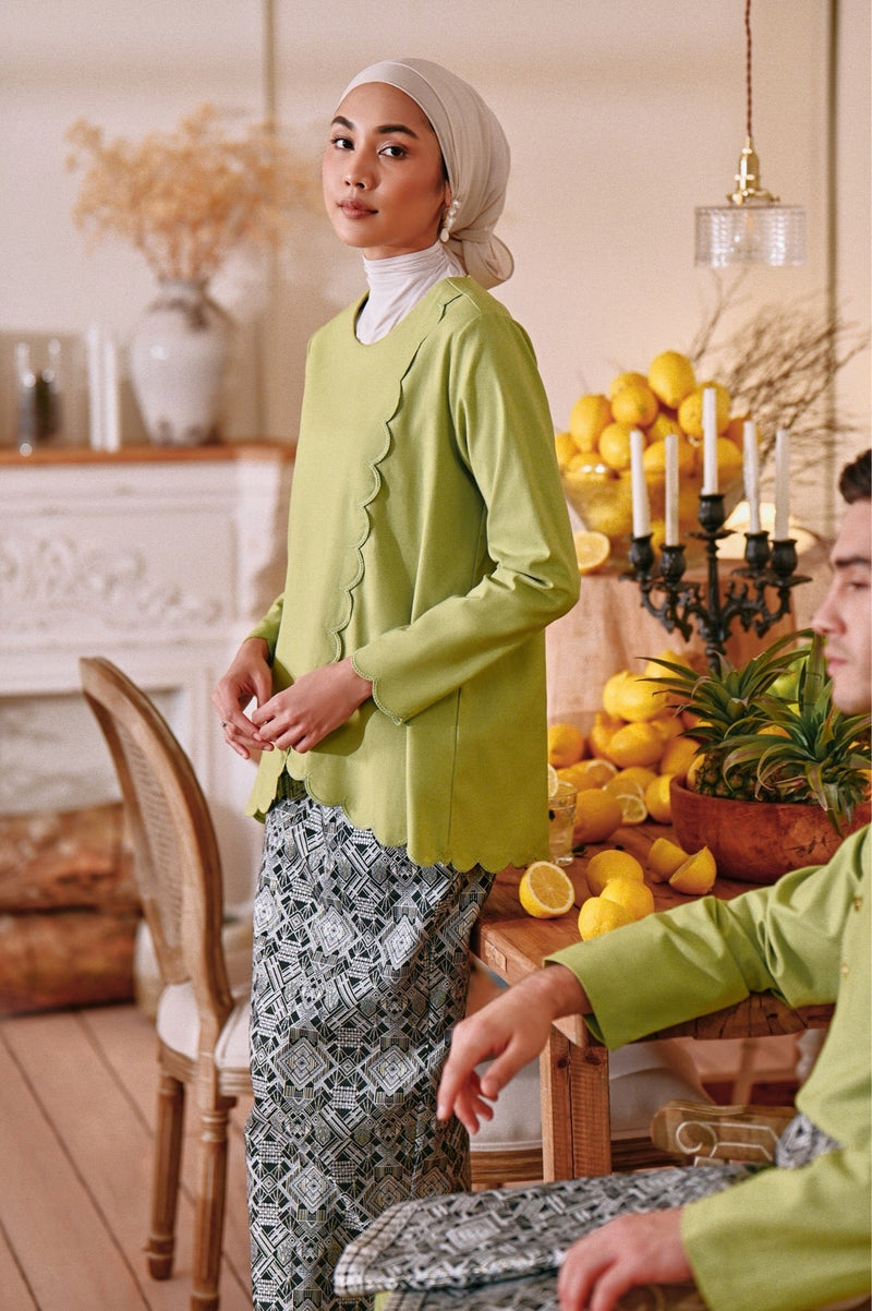 The Menuai Women Broderie Blouse - Lawn Green