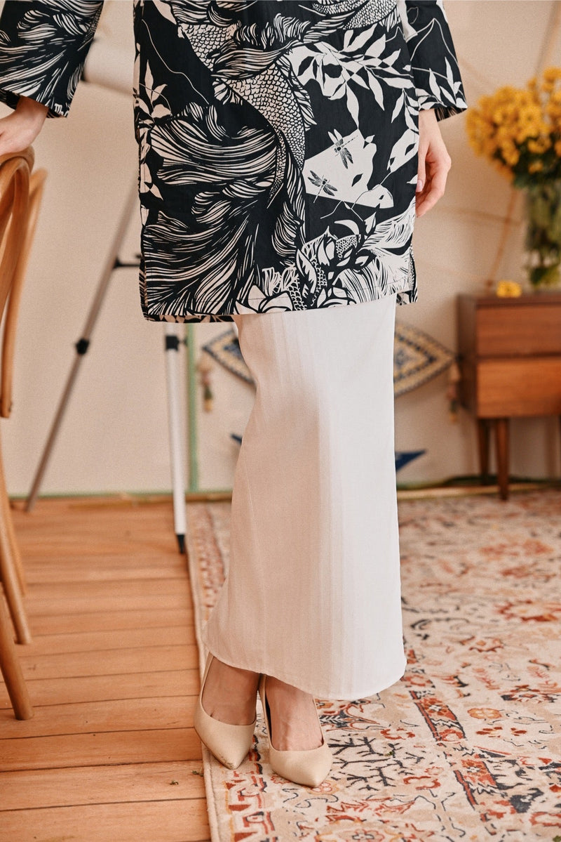 The Lembah Women Slim Skirt - White Jacquard
