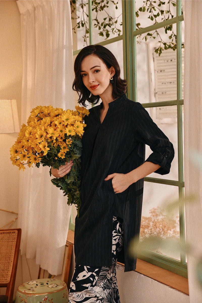 The Lembah Women Airy Kurung Top - Black Jacquard