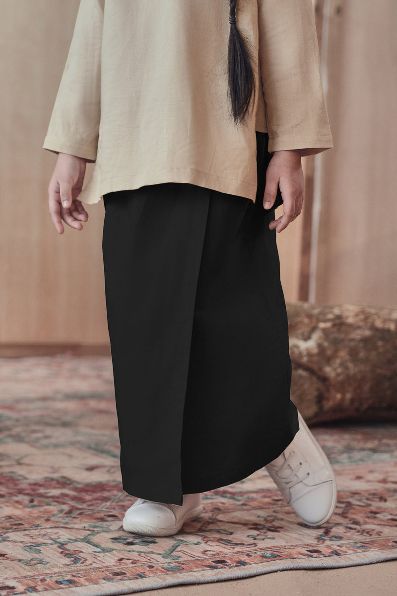 kain selisih depan hitam