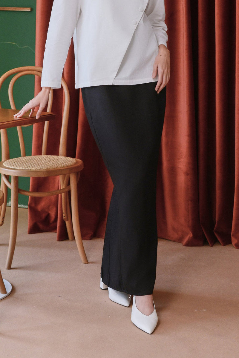 The Sungai Women Pleated Back Skirt - Black