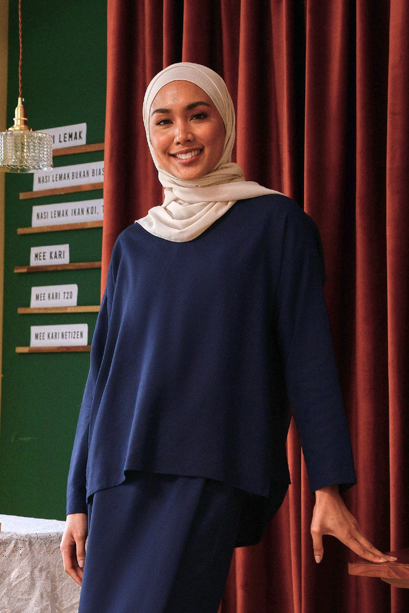 The Sungai Women Tropika Blouse - Navy Blue