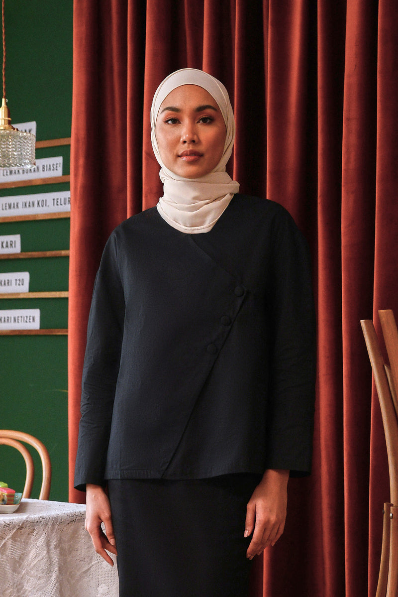 The Sungai Women Overlap Buttoned Blouse - Black