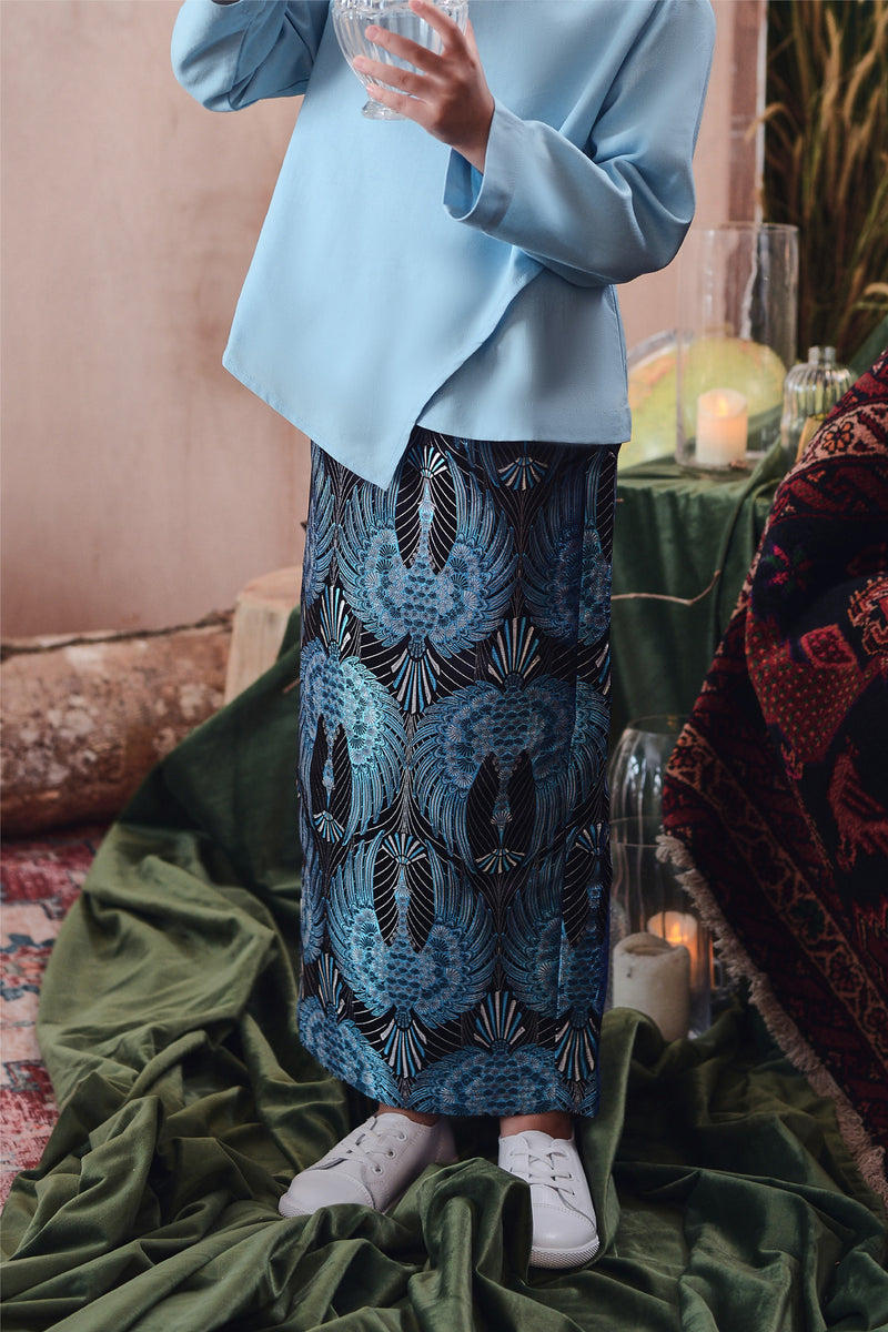 kain jacquard corak biru hitam