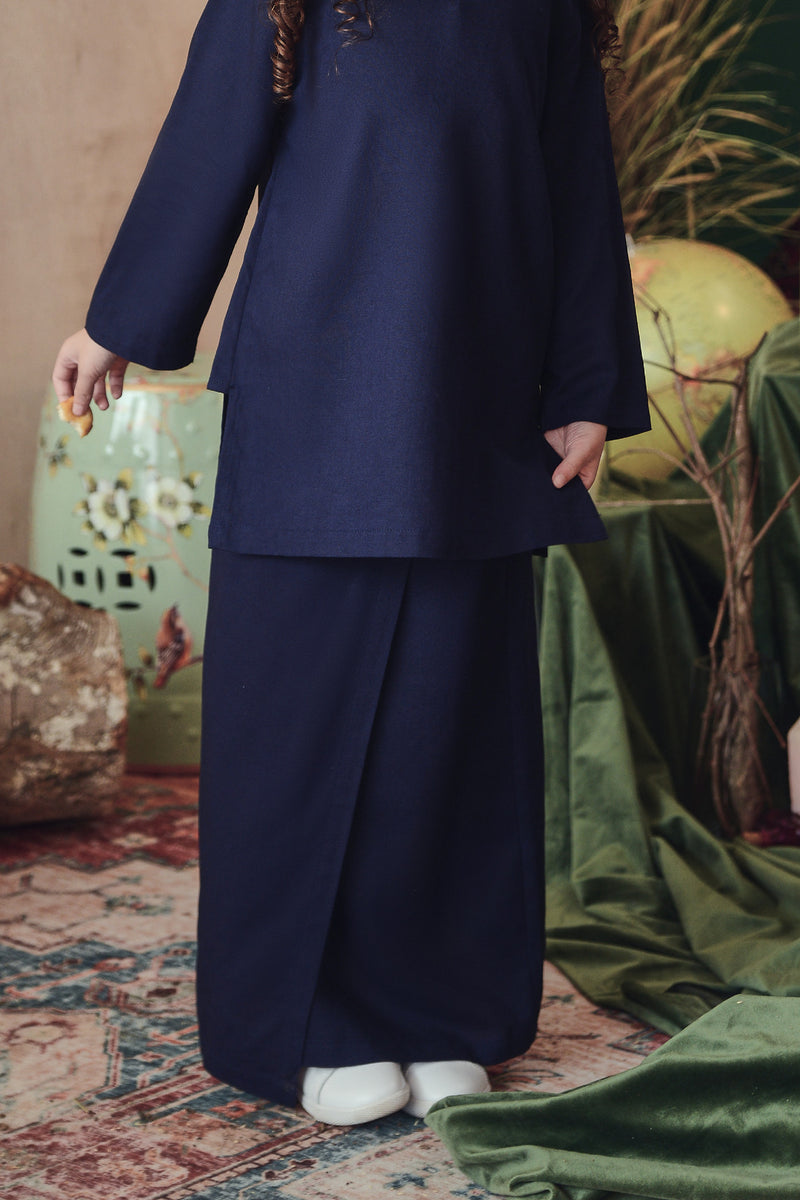 kain selisih depan biru gelap